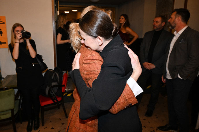 FOTO: Klára Melíšková v objetí s Janou Plodkovou. – stránka 13