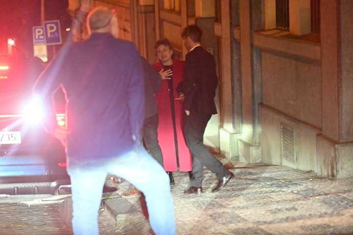 FOTO: Marcela Černá odchází z narozeninové oslavy Zdeňka Svěráka. – stránka 2