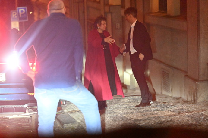 FOTO: Marcela Černá odchází z narozeninové oslavy Zdeňka Svěráka. – stránka 1