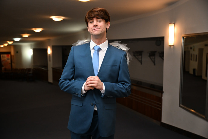 FOTO: Herec Jan Komínek. – stránka 8