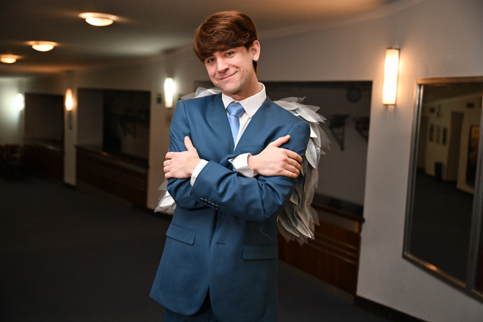 FOTO: Herec Jan Komínek umí nasadit i andělský úsměv. – stránka 7