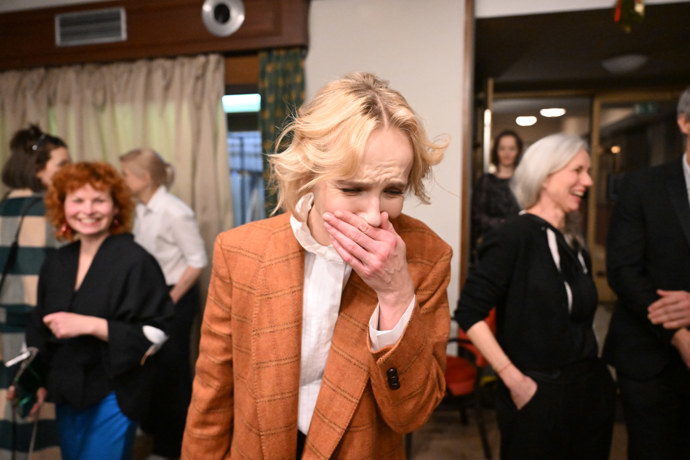 FOTO: Jana Plodková při záchvatu smíchu. – stránka 11