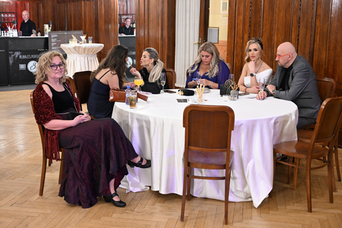 FOTO: Lela Ceterová to na plese rozjela. – stránka 50