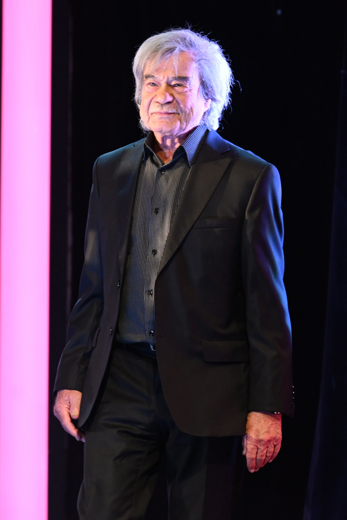 FOTO: Zpěvák Petr Rezek. – stránka 13