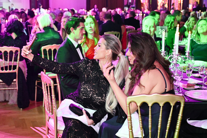 FOTO: Lela Ceterová to na plese rozjela. – stránka 48