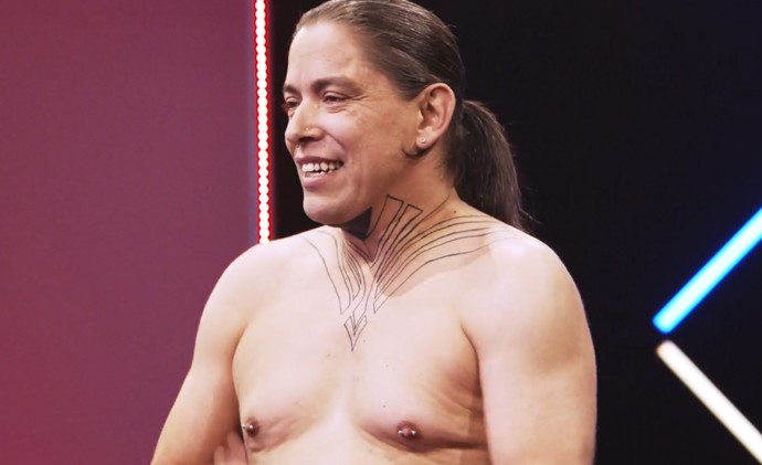 FOTO: Petr si zakládá na dokonale hladké pokožce a sám jde 
příkladem, včetně pravidelné brazilské depilace. – stránka 31