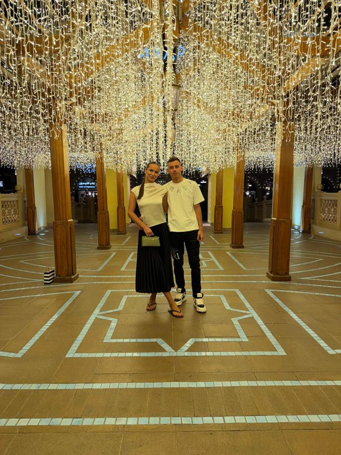 FOTO: Daniel s Veronikou si chtěli užít dovoleno v Dubaji, místo toho byli týden zavření doma. – stránka 1