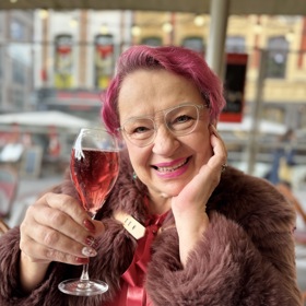 Mirka van Gils Slavíková připíjí všem svým "cukrouškům", jak své fanoušky pojmenovala, k provoněnému a veselému jaru. 