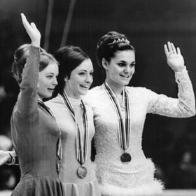 Další krasobruslařskou legendou je Hana Mašková s pohnutým osudem (na snímku vpravo). I její kostýmy jsou o poznání jiné než dnes. Kratší sukně, pevnější materiály a zajímavé prvky, ale pořád střídmá a noblesní elegance