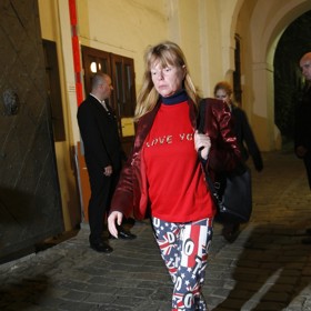 Mezi její oblíbené barvy patří výrazná červená barva a pestré vzory. 