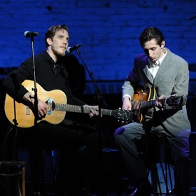 Harrisonův v pořadí třetí syn Malcolm zkouší prorazit jako hudebník, byť nepochází z muzikální rodiny.