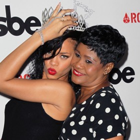 Zpěvaččini rodiče se rozešli, když bylo Rihanně přibližně devět let. Starost o rodinu tak definitivně převzala Monica (na snímku), která se měla co ohánět, aby všechny uživila.