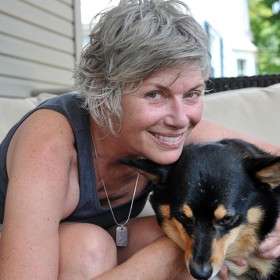 Na březích Karibského moře Kelly přišla na to, že je na holky a zamilovala se do barmanky Melanie Leis.