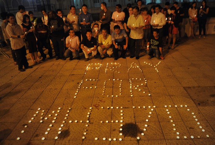 FOTO: Pozůstalí dodnes nevědí, co se s jejich příbuznými na palubě Boeingu 777 vlastně stalo. – stránka 2