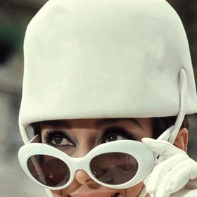 Legendární herečka a módní ikona Audrey Hepburn v 60. letech 20. století nosila masivní bílé brýle. A trendy budou i letos
