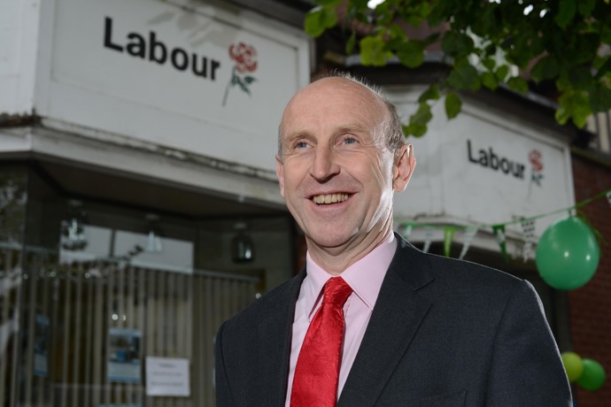 FOTO: Britský ministr obrany John Healey tvrdí, že za některými íránskými útoky pravděpodobně stojí „neviditelná ruka Vladimira Putina“. – stránka 1