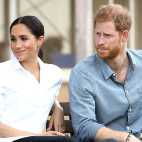 Meghan Markle je přesvědčená, že na ni a Harryho palác i veřejnost uplatňují mnohem přísnější metr než na prince a princeznu z Walesu. 