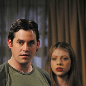 Nicholas Brendon se Sarah Michelle Gellar v seriálu Buffy, přemožitelka upírů.