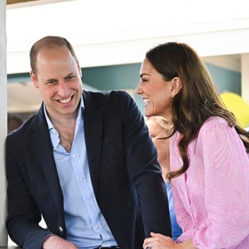 Kate a Will se k projevům náklonnosti častěji uchylují při zahraničních cestách. Zřejmě se tam cítí méně pod drobnohledem urozených příbuzných. Na Bahamách roku 2022 se tak nejen společně smáli jako puberťáci, ale Kate i laškovně položila choti ruku na zápěstí.