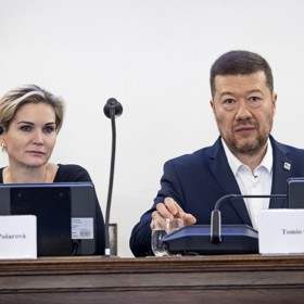 Marie Pošarová (SPD) doporučila Andreji Babišovi nosit klobouček. Za jeho nápadem prodat Explosii podle ní totiž stojí „těžký úpal“.