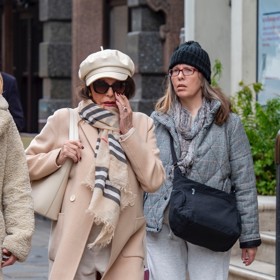 Katyana (vpravo) se na veřejnosti objevuje jen velmi zřídka. Pořídit tak její snímek je umění. Povedlo se to naposledy předloni v dubnu v ulicích Londýna, kde doprovázela slavnou maminku.