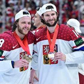 Pavel Zacha a David Pastrňák jsou úspěšní hokejisté.