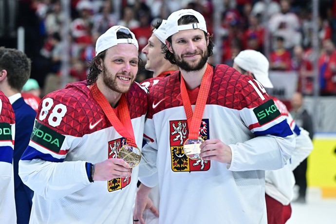 FOTO: Pavel Zacha a David Pastrňák jsou úspěšní hokejisté. – stránka 1