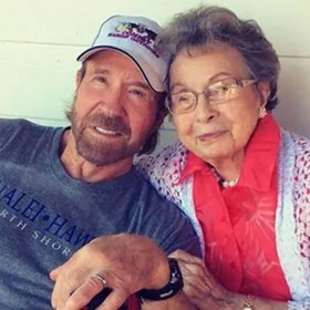 Chuck Norris se svou maminkou Wilmou Norris Knight. 