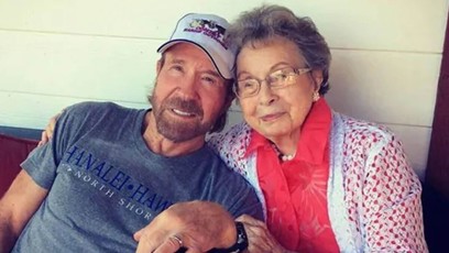 FOTO: Chuck Norris se svou maminkou Wilmou Norris Knight.