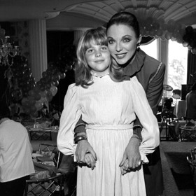 Katyanu v osmi letech srazilo auto a kvůli vážnému zranění mozku strávila 47 dní v kómatu. Na snímku s maminkou necelé dva roky po nehodě.