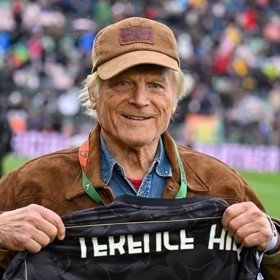 Terence Hill na rok starém snímku, kdy před zápasem italské Serie A mezi Benátkami a Bolognou obdržel čestný dres domácího celku. Jak vidno, herci to i na stará kolena sluší!