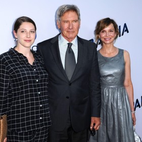 V jeho stopách ovšem kráčí jen jediná dcera Georgia (vlevo), která se stala herečkou. Na snímku spolu s tátou a macechou Calistou Flockhart.