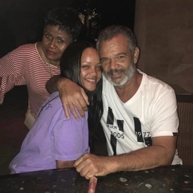 Rihanna je ovšem na drsné prakticky zvyklá z dětství. Vyrůstala s otcem (na snímku), který si liboval v drogách a alkoholu a v rauši pak často bil zpěvaččinu maminku Moniku. To mu Rihanna dlouhé roky nedokázala odpustit. Ronald loni zemřel po krátké nemoci ve věku 70 let.
