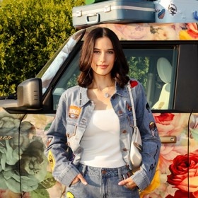 Ella Bleu Travolta je krásná žena.