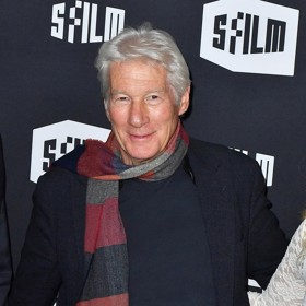 Richard Gere platil v devadesátých letech za filmového milovníka a idol žen. Dnes je z něj usedlý otec od rodiny, který se snaží žít v souladu se svou buddhistickou vírou.