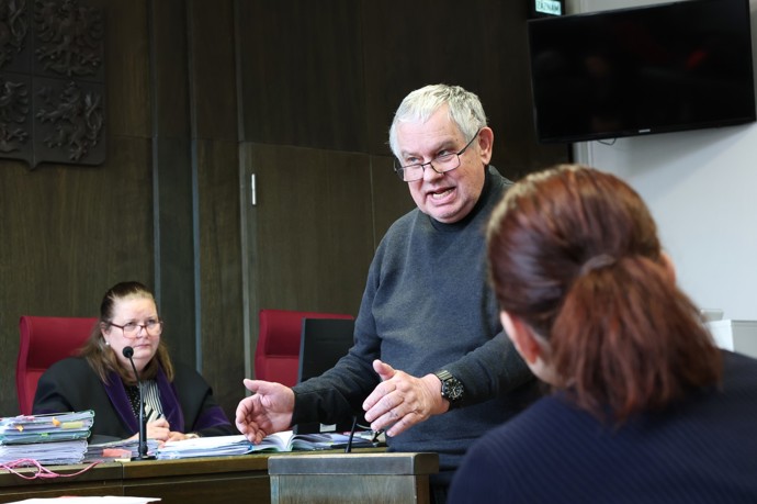 FOTO: Michaela Nosková u soudu. – stránka 8