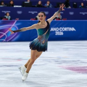 Krasobruslařská móda je dnes odvážnější, nechybí průstřihy ani tenčí materiály a výrazné barevné přechody, jak je vidět například na kostýmu italské krasobruslařky Lary Naki Gutmann.