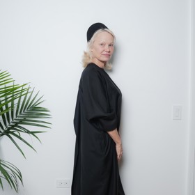 Nedávno ale ukázala, že i minimalistický černý outfit může vypadat zajímavě, když zvolíte ty správné doplňky.