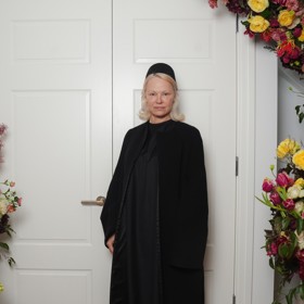 Pamela Anderson volí poslední dobou vedle přirozené tváře bez nánosů líčení i střídmější styl oblékání.