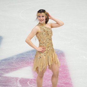 Americká krasobruslařka Alysa Liu na letošní zimní olympiádě vyhrála zlato. Její kostým tak byl naprosto symbolický. Současná krasobruslařská móda se vyznačuje výrazným zdobením a některé kostýmy ani nemají rukávy.