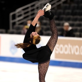 Odvážnější jsou krasobruslařky, i pokud jde účesy, ale také tréninkovou módu. Naprosto běžné jsou návleky, vzorované punčocháče, někdy krasobruslařky volí i pohodlné legíny a mikiny.
