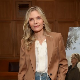 Béžové sako vypadá luxusně a kombinaci světlých džínů a lehce boho halenky krásně pozvedává.