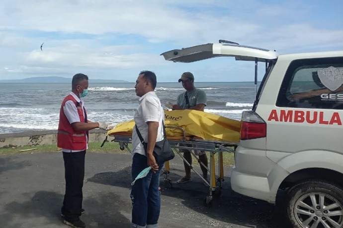 FOTO: Ostatky jeho těla byli rozesety po celé pláži.
