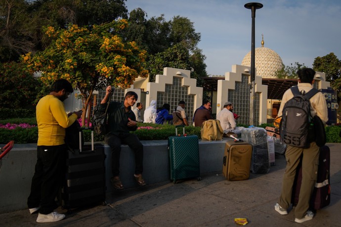 FOTO: Turisté spí, kde se dá. – stránka 7