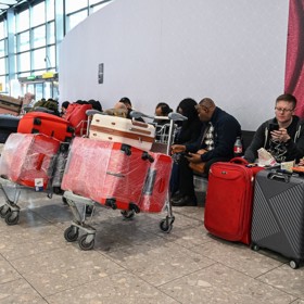 Na letištích jsou zmatky.