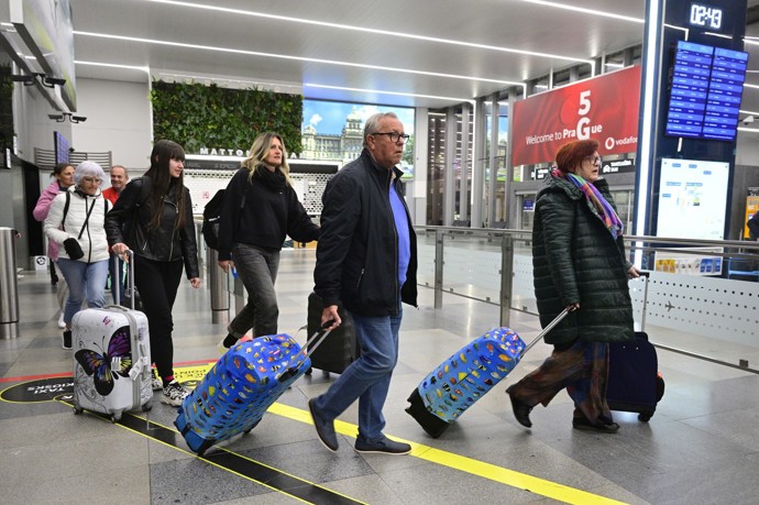 FOTO: Na ruzyňském Letišti Václava Havla Praha přistálo první letadlo s českými turisty z Blízkého východu od začátku izraelského a amerického útoku na Írán. – stránka 2