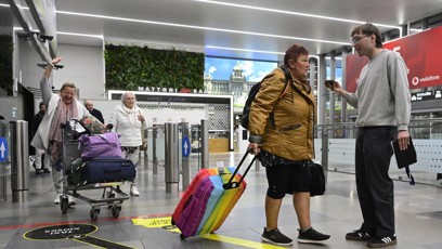 FOTO: Lidé přiletěli brzy ráno na ruzyňské letiště.