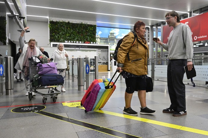 FOTO: Lidé přiletěli brzy ráno na ruzyňské letiště. – stránka 1