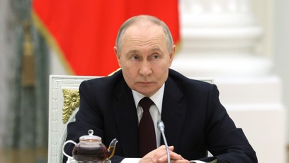 FOTO: Kreml sdílel nesestříhané záběry, na kterých Vladimir Putin gratuluje ženám k Mezinárodnímu dni žen. Během proslovu se ale prezident rozkašlal, což na sítích spustilo lavinu spekulací ohledně jeho zdraví.