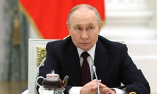 Kreml sdílel nesestříhané záběry, na kterých Vladimir Putin gratuluje ženám k Mezinárodnímu dni žen. Během proslovu se ale prezident rozkašlal, což na sítích spustilo lavinu spekulací ohledně jeho zdraví. 